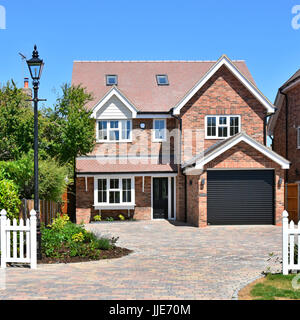 Neues Haus für Verkauf Freistehendes 5 Zimmer neu gebaute Wohnung einem der beiden abgerissen Cottage Grundstück im Dorf Lage in der Nähe von Brentwood Essex England Großbritannien Stockfoto