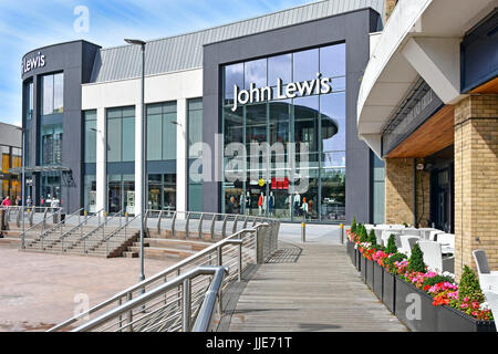 John Lewis Department Store in Chelmsford Stadtzentrum Herzstück eines neuen Retail Development mit blume Anzeige angrenzenden Restaurant Essex England Großbritannien Stockfoto