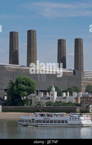 Touristenboot auf Themse Segel letzten Trinity Hospital alten Armenhaus und verlassene Kraftwerk in Greenwich, London, UK Stockfoto