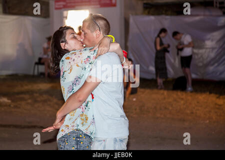 NOVI SAD, Serbien - 6. Juli 2017: Menschen küssen während der 2017 Ausgabe von Exit Festival in Novi Sad, Serbien. Exit-Festival ist eines der größten Stockfoto
