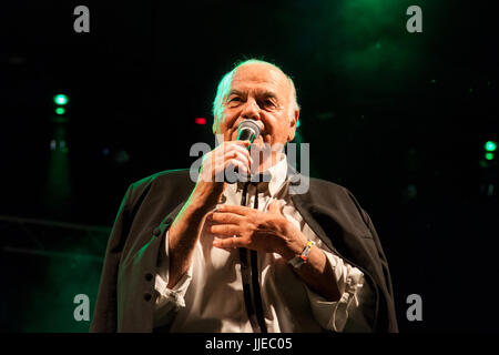 NOVI SAD, Serbien - 7. Juli 2017: Zvonko Bogdan und seiner Band auf der Bühne während der 2017 Ausgabe von Exit Festival durchführen. Zvonko Bogdan ist ein Serbisch Stockfoto