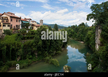 Panoramablick von Cividale del Friuli am Fluss Natisone, gesehen von der Teufelsbrücke. Cividale del Friuli, Friaul-Julisch Venetien, Norditalien. Stockfoto