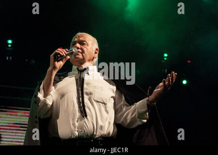 NOVI SAD, Serbien - 7. Juli 2017: Zvonko Bogdan und seiner Band auf der Bühne während der 2017 Ausgabe von Exit Festival durchführen. Zvonko Bogdan ist ein Serbisch Stockfoto