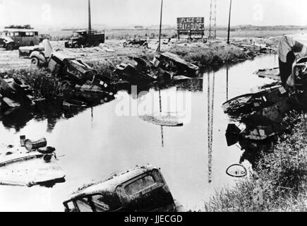 Das Bild der Nazi-Propaganda zeigt zerstörte britische Fahrzeuge in der französischen Stadt Bray-Dunes bei Dünkirchen (Dunkerque), nachdem sich die Briten zurückgezogen hatten und deutsche Wehrmachttruppen die Stadt besetzten. Veröffentlicht Im August 1940. Ein nationalsozialistischer Reporter hat auf die Rückseite des Bildes auf 07.08.1940 geschrieben: "Hier ist eine Säuberungsaktion im Gange. Ein trostloses Bild der Zerstörung der englischen Expeditionstruppe bei Dünkirchen." Fotoarchiv für Zeitgeschichte - KEIN KABELDIENST - | weltweite Nutzung Stockfoto