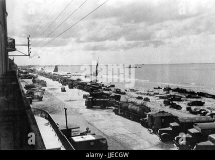 Das Bild der nationalsozialistischen Propaganda zeigt britische Fahrzeuge in Dünkirchen (Dunkerque), Frankreich, nach der britischen Evakuierung und Belagerung der Stadt durch die deutsche Wehrmacht, die im Juli 1940 fotografiert wurde. Ein Nazi-Staatsreporter hat auf der Rückseite des Films auf 02.07.1940 geschrieben: "Nach der Belagerung von Dünkirchen. In acht Stunden täglich haben Männer der Organisation Todt Auto für Auto weggefahren, das von der englischen Armee zurückgelassen wurde. Dennoch säumen Tausende von ihnen die Küste Nordfrankreichs." Fotoarchiv für Zeitgeschichte - KEIN TELEGRAMM? | weltweite Verwendung Stockfoto