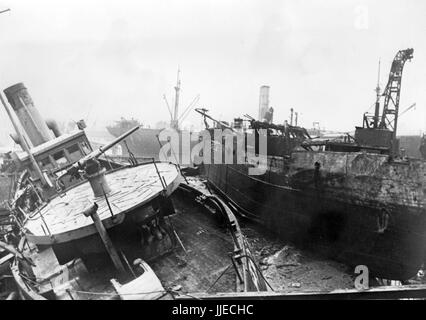 Das Bild der Nazi-Propaganda zeigt zerstörte Schiffe im Hafen der französischen Stadt Dünkirchen während ihrer Besetzung durch die deutsche Wehrmacht. Ein nationalsozialistischer Reporter schrieb auf der Rückseite des Bildes von 25.02.1941: "Bewaffnete Handelsschiffe in Dünkirchen, die von den Engländern oder von deutschen Tauchbombern getroffen wurden, werden jetzt von deutschen Ingenieuren restauriert. Die Zahl der Trockendocks im Hafen von Dünkirchen ist nicht sehr hoch, es werden Dörfer an Land eingesetzt." Fotoarchiv für Zeitgeschichte - KEIN KABELDIENST - | weltweite Nutzung Stockfoto