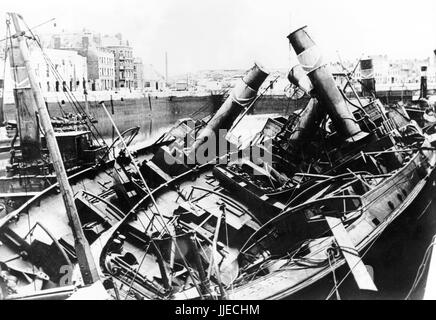 Das Bild der Nazi-Propaganda zeigt zerstörte Schiffe im Hafen der französischen Stadt Dünkirchen während ihrer Besetzung durch die deutsche Wehrmacht. Veröffentlicht Im Juli 1940. Ein nationalsozialistischer Reporter schrieb auf der Rückseite des Bildes von 31.07.1940: "Bewaffnete Handelsschiffe in Dünkirchen, die von den Engländern oder von deutschen Tauchbombern getroffen wurden, werden jetzt von deutschen Ingenieuren restauriert. Die Zahl der Trockendocks im Hafen von Dünkirchen ist nicht sehr hoch, es werden Dörfer an Land eingesetzt." Fotoarchiv für Zeitgeschichte - KEIN KABELDIENST - | weltweite Nutzung Stockfoto