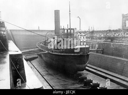 Das Bild der Nazi-Propaganda zeigt ein repariertes belgisches Schiff in einem Trockendock im Hafen von Dünkirchen in Frankreich nach seiner Besetzung durch die deutsche Wehrmacht. Veröffentlicht im Februar 1941. Ein nationalsozialistischer Reporter schrieb auf der Rückseite des Bildes von 25.02.1941: "Bewaffnete Handelsschiffe in Dünkirchen, die von den Engländern oder von deutschen Tauchbombern getroffen wurden, werden jetzt von deutschen Ingenieuren restauriert. Ein belgisches Schleppboot in einem Trockendock. Es wurde restauriert und wird nun in der deutschen Kriegsmarine verwendet werden." Fotoarchiv für Zeitgeschichte - KEIN KABELDIENST - | weltweite Nutzung Stockfoto