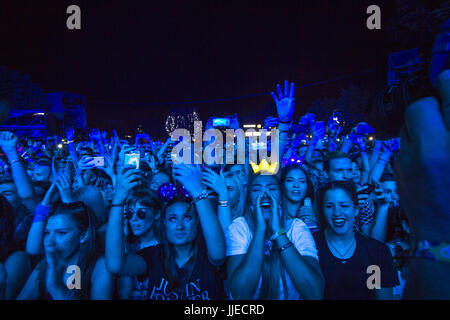 NOVI SAD, Serbien - 6. Juli 2017: Menschen jubeln während der 2017 Ausgabe von Exit Festival in Novi Sad, Serbien. Exit-Festival ist eines der größten Stockfoto