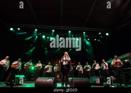 NOVI SAD, Serbien - 7. Juli 2017: Zvonko Bogdan und seiner Band auf der Bühne während der 2017 Ausgabe von Exit Festival durchführen. Zvonko Bogdan ist ein Serbisch Stockfoto