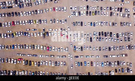 Öffentlicher Parkplatz - von oben nach unten Luftbild Stockfoto