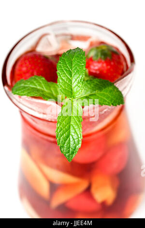 Nahaufnahme von einen Glaskrug mit typisch spanische Sangria mit einigen Stücken von frischem Obst auf weißem Hintergrund Stockfoto