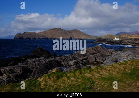 Valentia Island Leuchtturm und das robuste Coatline und die Berge im County Kerry, Irland Stockfoto