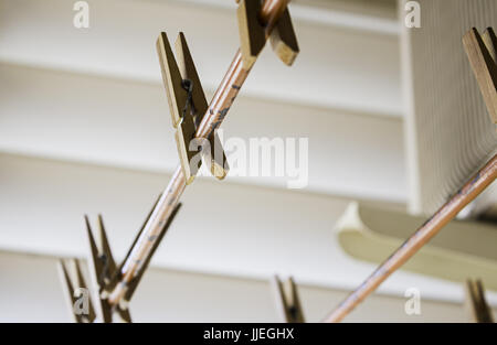 Pinzette für Kleidung auf einem indoor Wäscheleine, Detail der Kleidungsaccessoires Stockfoto