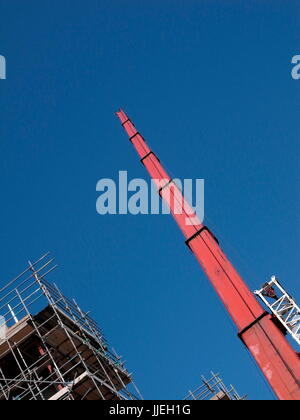 AJAXNETPHOTO. WORTHING, ENGLAND. -HOCH AUFRAGENDEN TELESKOP - HYDRAULISCHE TELESKOP-KRAN-AUSLEGER VERLÄNGERT AUF BAUSTELLE. FOTO: JONATHAN EASTLAND/AJAX REF: GX141607 3926 Stockfoto