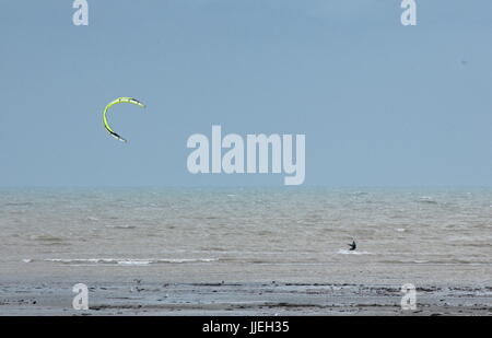 AJAXNETPHOTO. WORTHING, ENGLAND. -EIN KITESURFER RENNEN ENTLANG DER KÜSTE BEI EBBE BEI STARKEM WIND. FOTO: JONATHAN EASTLAND/AJAX REF: D50512 669 Stockfoto