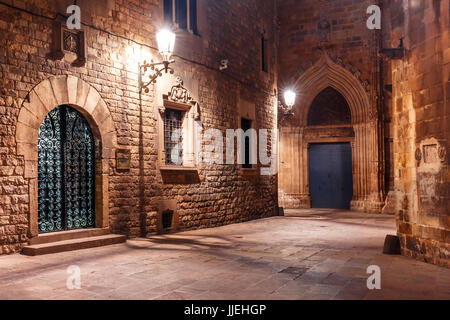 Mittelalterliche Straße im gotischen Viertel Barri, Barcelona Stockfoto