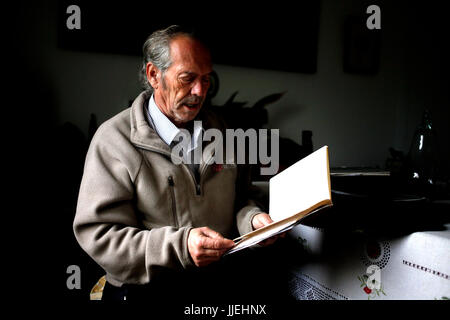 Dichter und Schriftsteller Joaqu'n Vazquez Manzano "Miyelito" Reas seine Gedichte in Prado del Rey, Sierra de Cadiz, Andalusien, Spanien Stockfoto