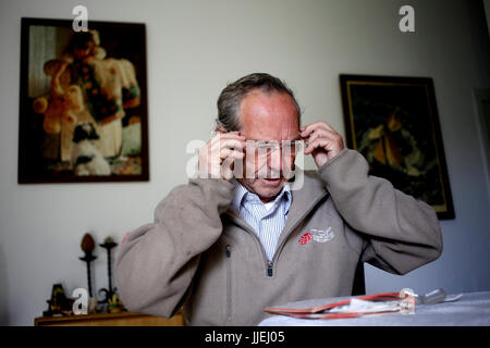 Dichter und Schriftsteller Joaqu'n Vazquez Manzano "Miyelito" setzen Sie auf seine Brille in Prado del Rey, Sierra de Cadiz, Andalusien, Spanien Stockfoto