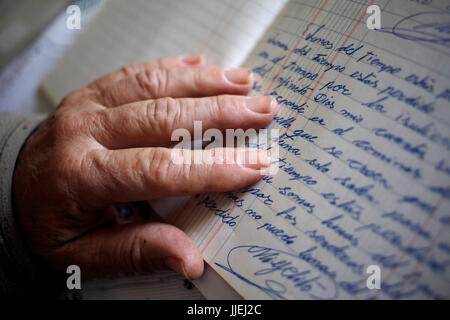 Dichter und Schriftsteller Joaqu'n Vazquez Manzano liest 'Miyelito' seine Gedichte in Prado del Rey, Sierra de Cadiz, Andalusien, Spanien Stockfoto