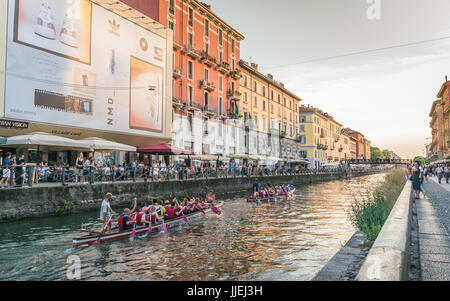 Mailand, Italien - 18. Juli 2017: Touristen Kanu entlang des Naviglio Grande in Mailand, Italien. Dies ist eine beliebte Böhmische Viertel in der Stadt Stockfoto