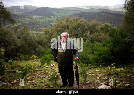 Dichter und Schriftsteller Joaqu'n Vazquez Manzano "Miyelito" in den Wald von Prado del Rey, Sierra de Cadiz, Andalusien, Spanien Stockfoto