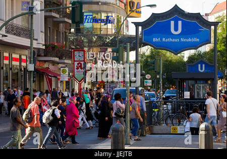 Berlin, Deutschland, Menschen auf der Karl-Marx-Straße in Berlin-Neukölln Stockfoto