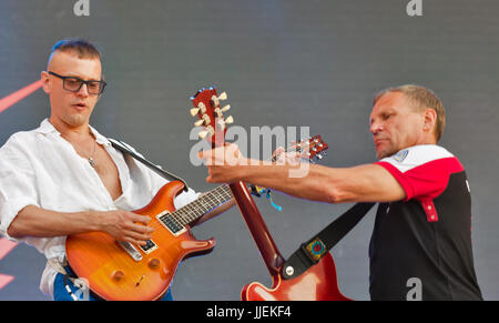 Kiew, UKRAINE - 28. Juni 2017: Ukrainischen Rock-Band Vopli Vidopliassova und seine Oleh Skrypka-Frontmann und Gitarrist Yevhen Rohachevsky tritt am Stockfoto