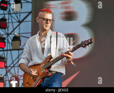 Kiew, UKRAINE - 28. Juni 2017: Beliebte ukrainische Rockband Vopli Vidopliassova und sein Gitarrist Yevhen Rohachevsky live am Wochenende Atlas führt Stockfoto