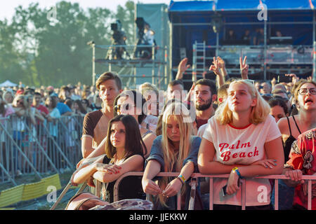 Kiew, UKRAINE - 28. Juni 2017: Junge Fans genießen Musikkonzert auf dem Atlas Wochenende Musikfestival in nationalen Expocenter. Stockfoto