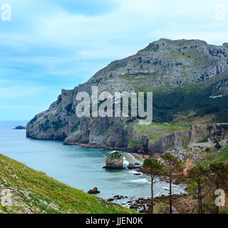 Frühling Küste Landschaft mit felsigen Kap und kleinen Bucht (San Julian Strand, liendo, Kantabrien, Spanien). zwei Schüsse Bild zusammenfügen. Stockfoto