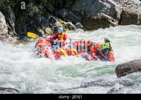 Ein Floß in Granity Rapid auf dem Buller River. Stockfoto