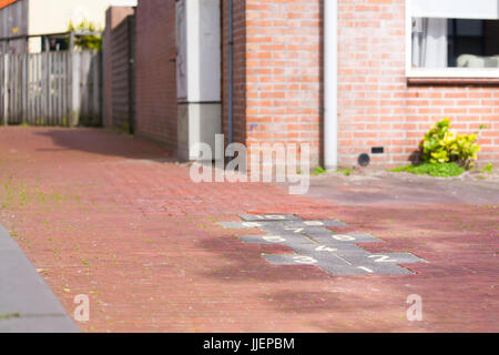 Himmel und Hölle Kinder Spiel gezeichnet mit Kreide auf Asphalt, Spielplatz mit Zahlen und Ziffern, rote Haus hinter Stockfoto