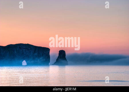 Ein nebliger Sonnenaufgang auf Perce Rock, Quebec Stockfoto