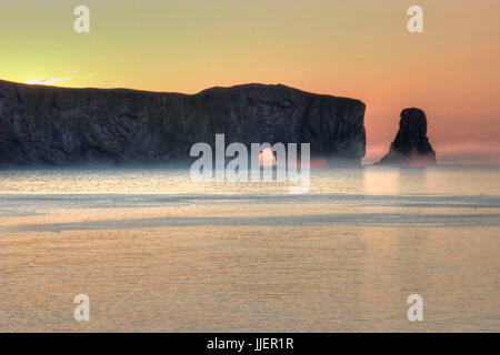 Ein Misty Sonnenaufgang auf Perce Rock, Quebec Stockfoto