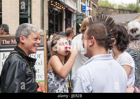 Menschen Sie trinken und reden vor dem Markt Porter Pub, Borough Market, Southwark, London, England, Vereinigtes Königreich Stockfoto