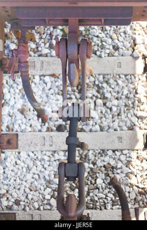 Schlepptau Haken Eisenbahn Metall Sperre für ein Güterzug in einem italienischen Fahrzeugdepot in Bologna Stockfoto