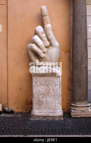 Hand von der Koloss von Konstantin im Hof des Capitoline Museum, Rom, Italien Stockfoto