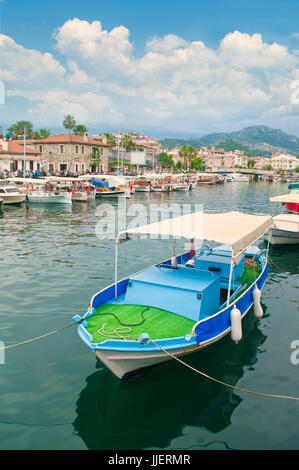 Boote im Kanal umgeben von Bars und Restaurants in Marmaris, Türkei Stockfoto