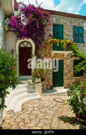 alte türkische Hausfassade mit blühenden Blumen auf sonnigen Tag, Marmaris, Türkei Stockfoto