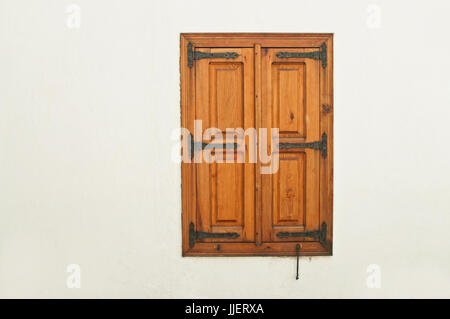 alten Stil braune Holzfenster Verschluss mit Metall-Dekoration auf weißen Wand in Marmaris, Türkei Stockfoto