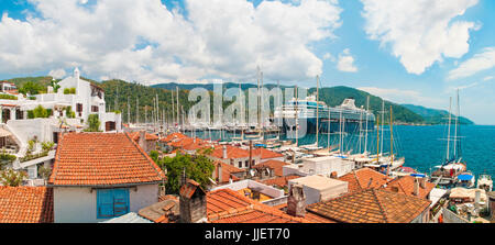 Panoramablick über die Altstadt und Yachthafen mit großen Kreuzfahrtschiff an sonnigen Tag, Marmaris, Türkei Stockfoto