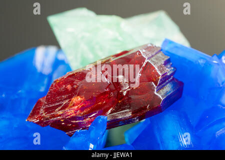 Kollektion natürlicher Kristall Mineral der roten, blauen und grünen Farbe Stockfoto