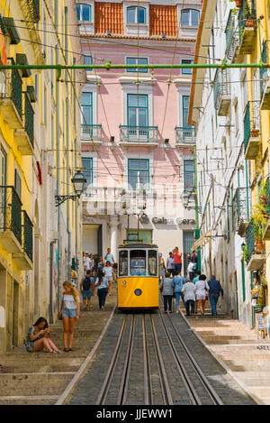 Portugal Straßenbahn Lissabon, Blick im Sommer auf eine stationäre Straßenbahn am oberen Ende des Elevador da Bica in einer Straße im Bairro Alto Viertel von Lissabon. Stockfoto