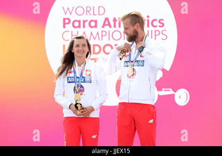 Polen ist Joanna Mazur und Michal Stawicki mit ihren Goldmedaillen nach den Frauen 1500 m T11 letzte Tag fünf der 2017 Para Leichtathletik-Weltmeisterschaften in London Stadion zu führen. PRESSEVERBAND Foto. Bild Datum: Dienstag, 18. Juli 2017. S. PA Geschichte Leichtathletik Para. Bildnachweis sollte lauten: Simon Cooper/PA Wire. Einschränkungen: Nur zur redaktionellen Verwendung. Keine Übertragung von Ton- oder bewegte Bilder und keine video-Simulation. Stockfoto