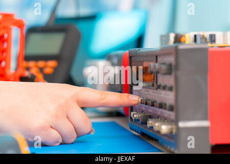 Finger drückt den Knopf auf dem Messgerät Stockfoto