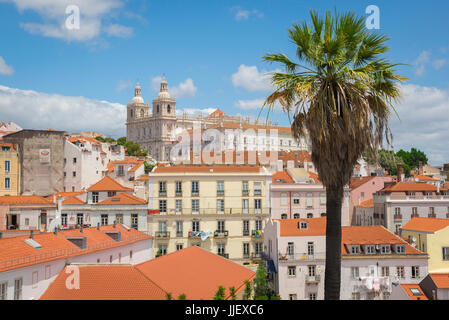 Lissabon Alfama, Blick auf die Skyline von Lissabon Alfama Altstadt, mit der Kirche von São Vicente de Fora erhebt sich über die Straßen, Portugal Stockfoto