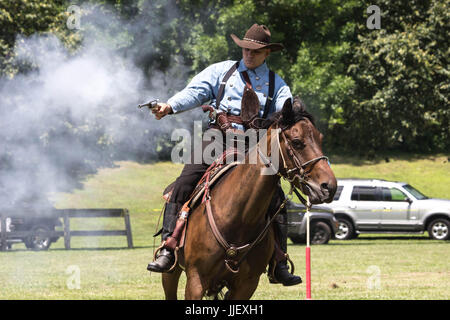 2017 Hudson Valley Gunslingers - Cowboy montiert schießen Stockfoto