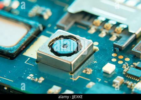 Zerlegten Handy im Service-Center mit internen Komponenten der Kamera und Lautsprecher Stockfoto
