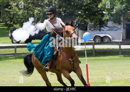 2017 Hudson Valley Gunslingers - Cowboy montiert schießen Stockfoto